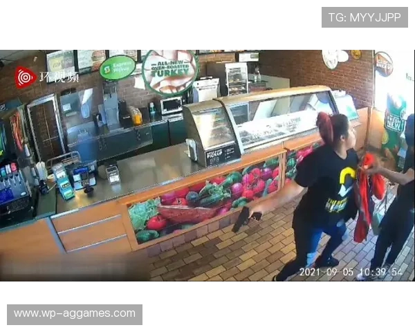 《快餐店遭遇劫匪劫持女子危机时刻巧妙求助逃生》